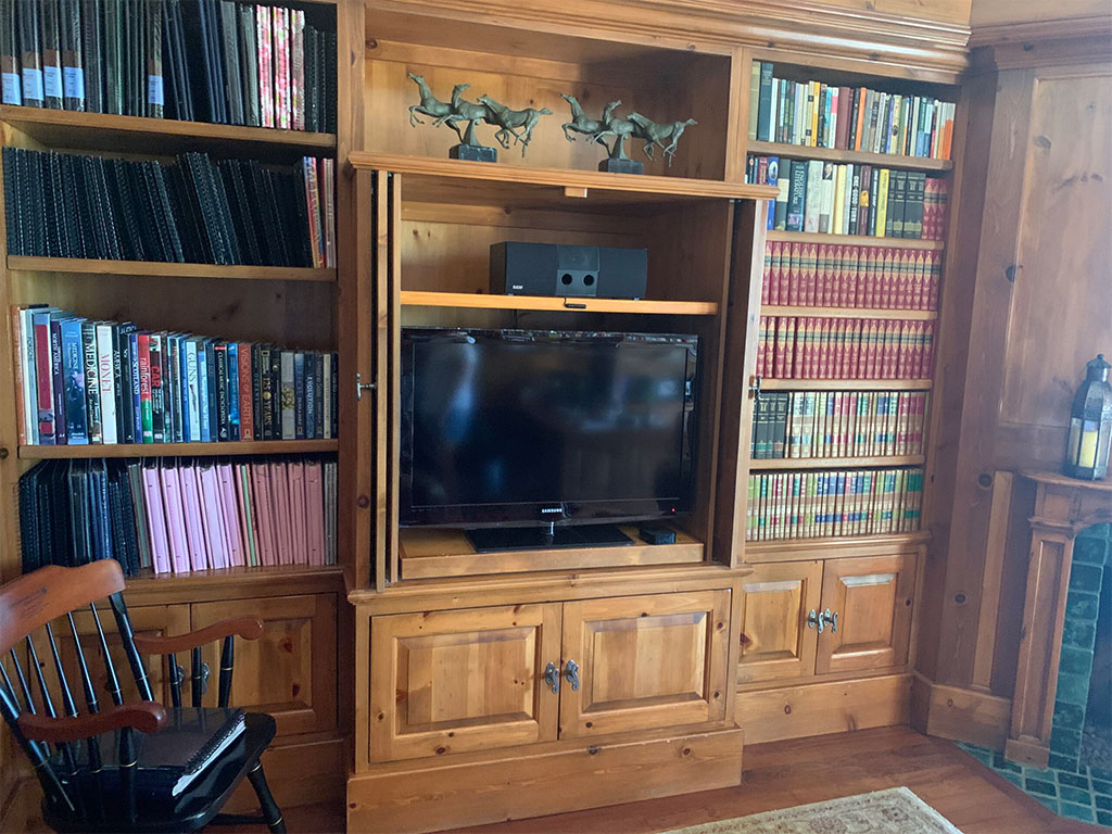 Paradise Manor Library Lounge Before